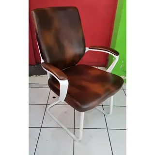 Silla Ejecutiva de Espera con Brazos (Café)