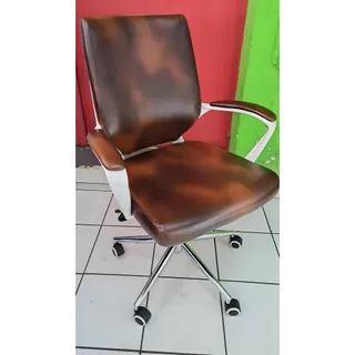 Silla Ejecutiva Ergonómica en Cuerina con Base Cromada